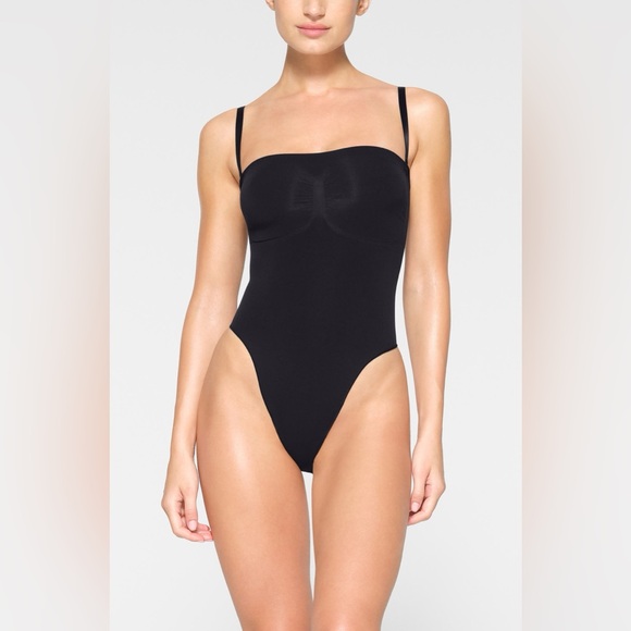 SKIMS Seamless Sculpt Strapless Bodysuit - Picture 1 of 9